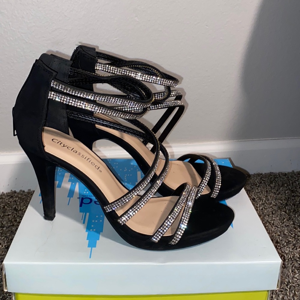 Size 7 1/2 women’s heels. Worn once.